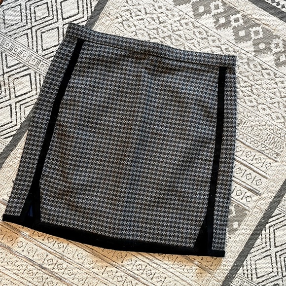 J. Crew Classic Houndstooth Lined Skirt ~ Size 0 - Picture 1 of 8